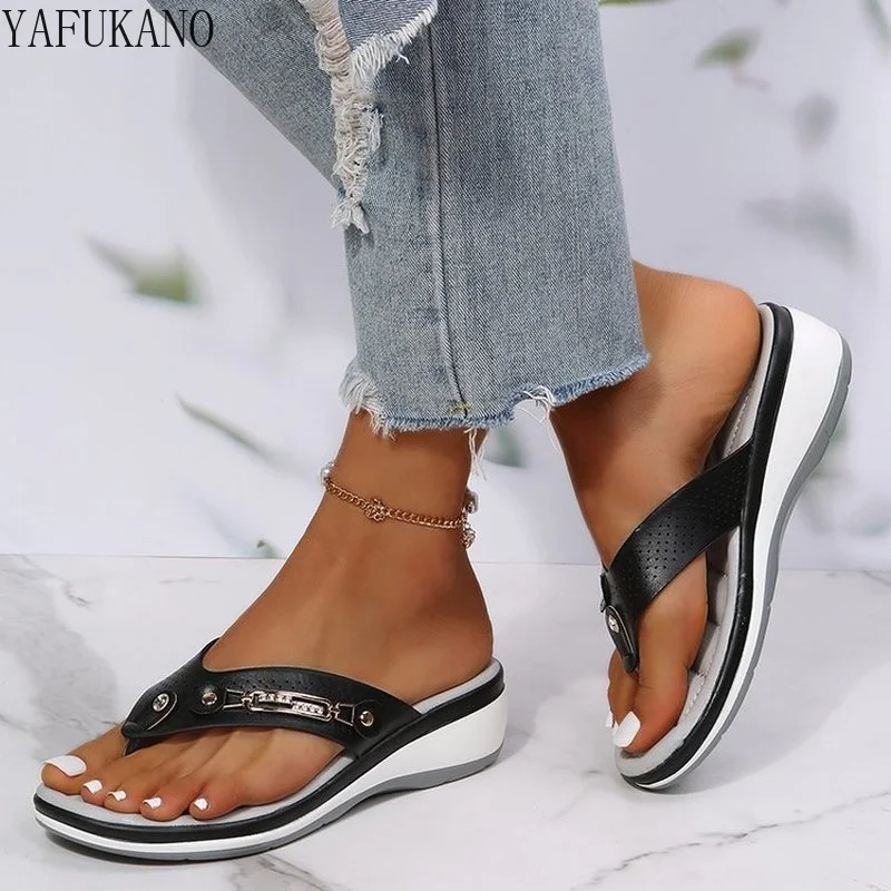 2022 kadın Terlik Yaz Yeni Moda Metal Düğme Slaytlar Ayakkabı Kama plaj sandaletleri Kadın Dış Platformu Eğlence Flip Flop Görüntü 1
